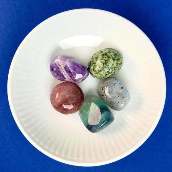 Stress krystal healingssæt i hvid royal copenhagen skål med blå baggrund