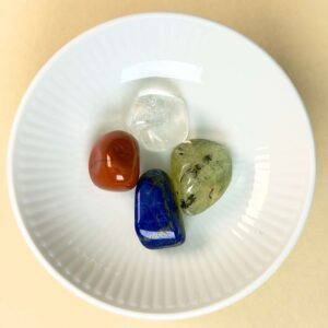 Svimmelhed krystal healingssæt i hvid royal copenhagen skål med blå baggrund