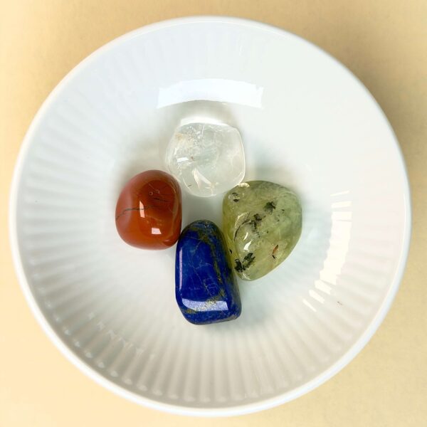 Svimmelhed krystal healingssæt i hvid royal copenhagen skål med blå baggrund