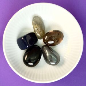 Tankemylder krystal healingssæt i hvid royal copenhagen skål med blå baggrund