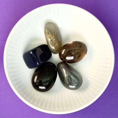 Tankemylder krystal healingssæt i hvid royal copenhagen skål med blå baggrund