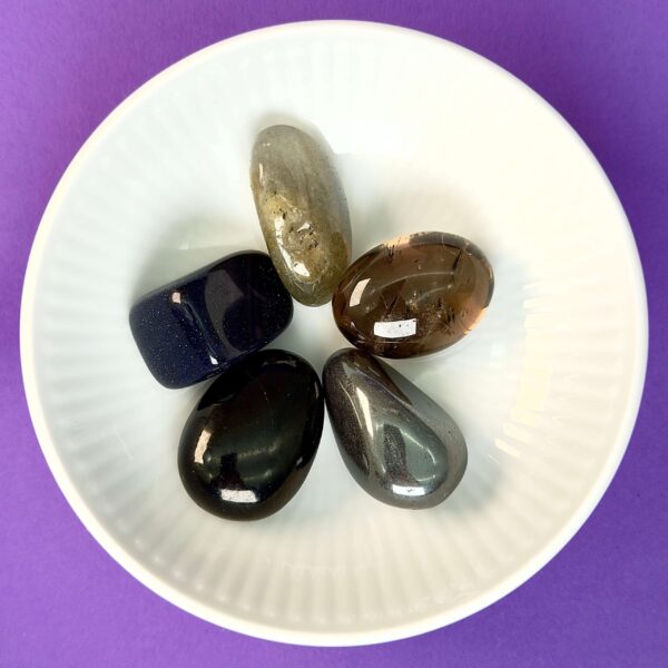 Tankemylder krystal healingssæt i hvid royal copenhagen skål med blå baggrund