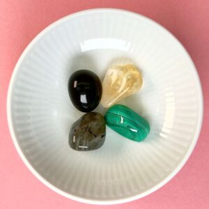 Transformation krystal healingssæt i hvid royal copenhagen skål med blå baggrund