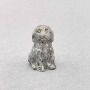 Lille krystalhund med fine detaljer og kærlig energi.