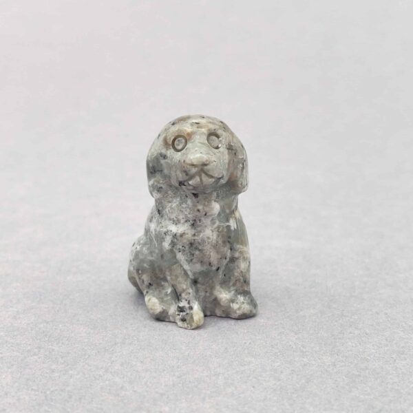 Lille krystalhund med fine detaljer og kærlig energi.