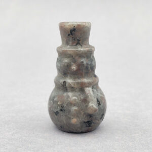 Yooperlite julemand – mørk sten med magisk glød under UV-lys.