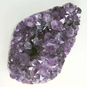 Ametyst krystal rå grotte klynge sten på hvid plade