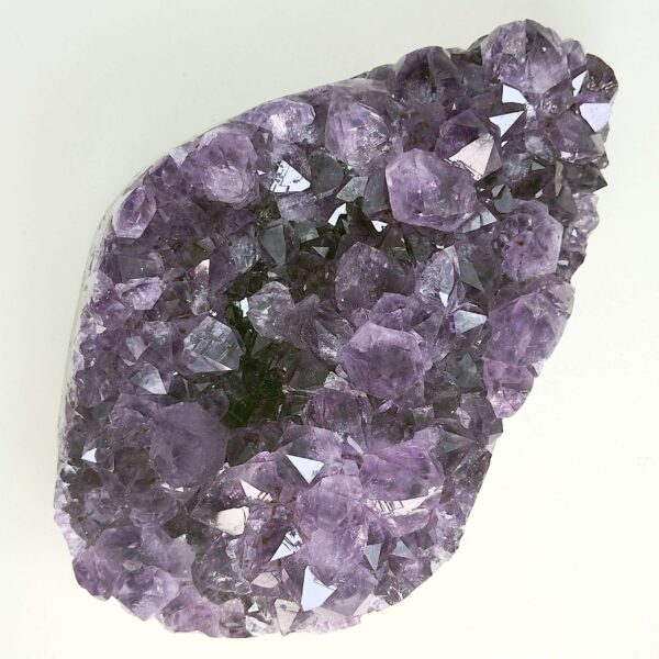 Ametyst krystal rå grotte klynge sten på hvid plade
