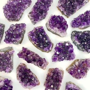 Ametyst Premium Klynge Krystal Sten Lilla på hvid baggrund