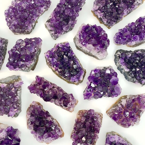 Ametyst Premium Klynge Krystal Sten Lilla på hvid baggrund