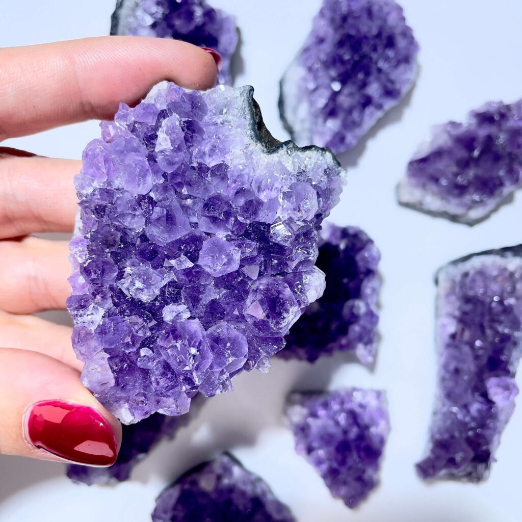 Ametyst klynge bibringer ro og glæde