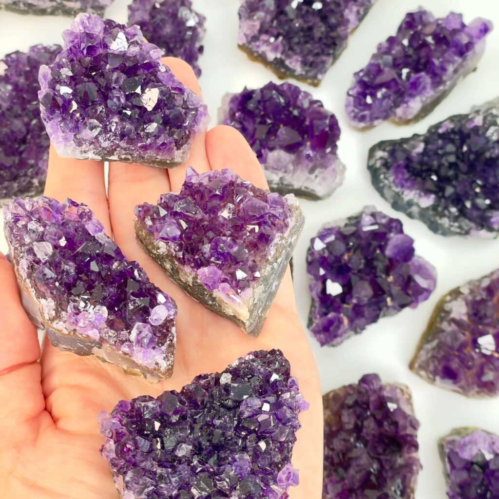 Begynderguide til krystaller 2 Ametyst Premium Klynge i dybe lilla nuancer kendt som en krystal der forbindes med ro, klarhed og spirituel balance.
