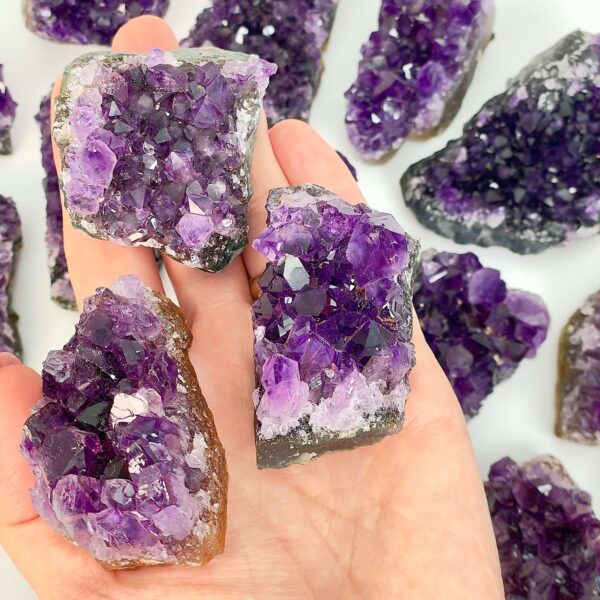 Ametyst Premium Klynge Krystal Sten Lilla i hånd på hvid baggrund