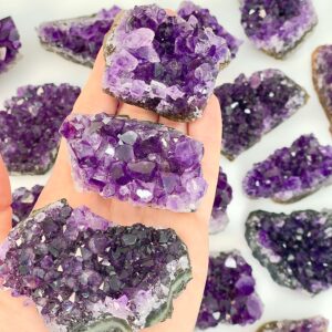 Ametyst Premium Klynge Krystal Sten Lilla i hånd på hvid baggrund