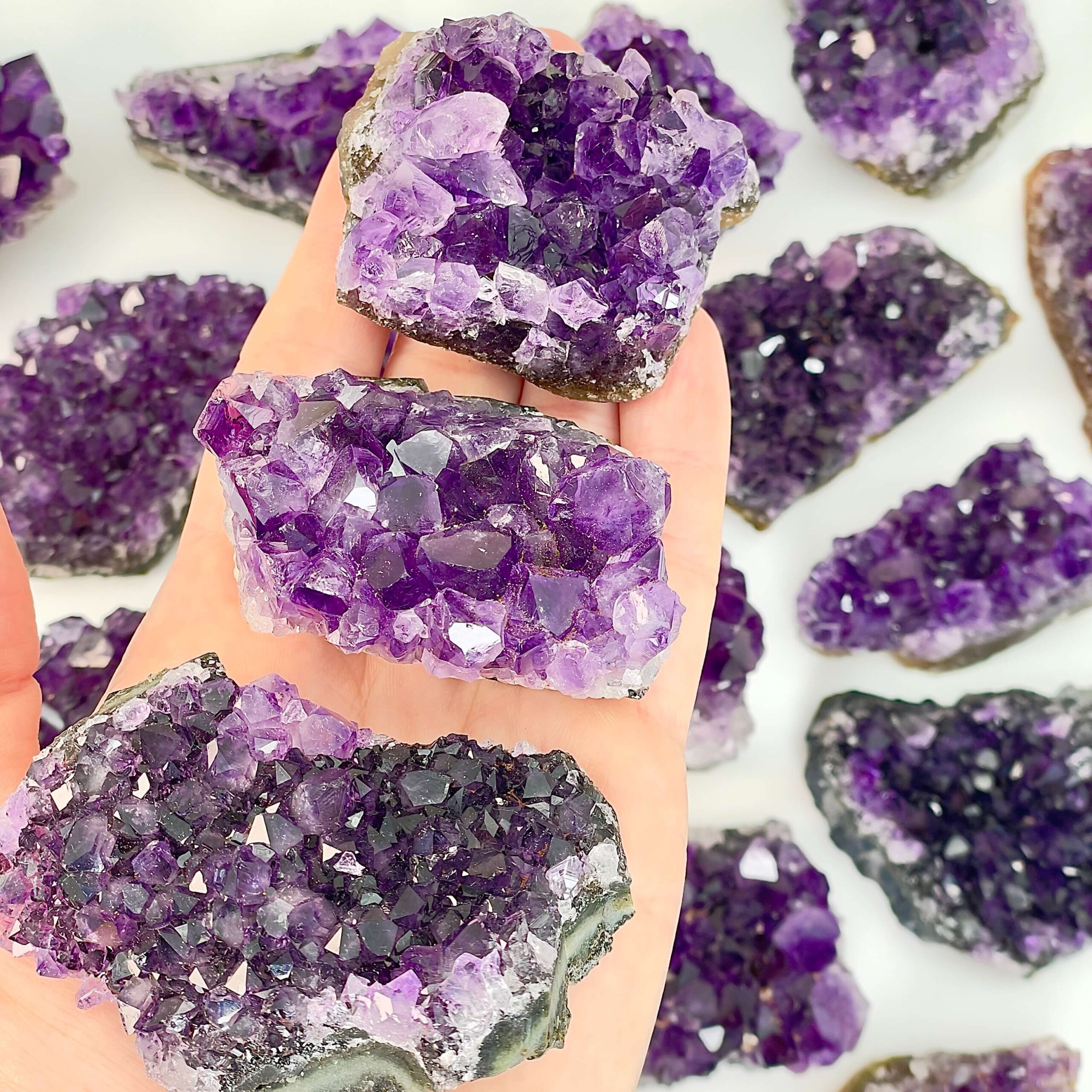 Ametyst Premium Klynge Krystal Sten Lilla i hånd på hvid baggrund