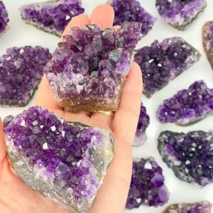 Ametyst Premium Klynge Krystal Sten Lilla i hånd på hvid baggrund