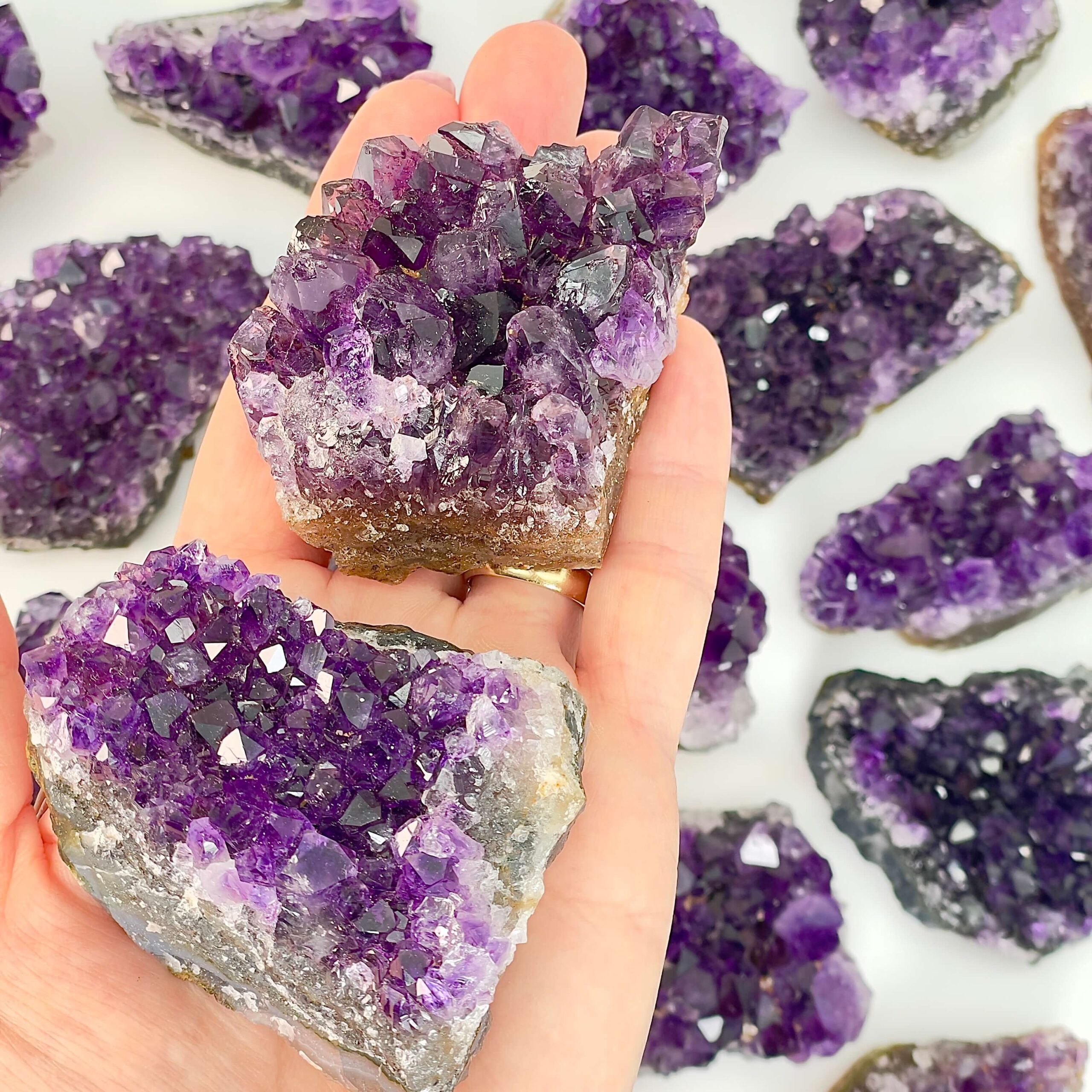 Ametyst Premium Klynge Krystal Sten Lilla i hånd på hvid baggrund