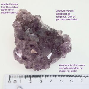 Ametyst krystal rå klynge sten ved siden af lineal på hvid baggrund med tags