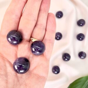 Ametyst kugle bibringer ro og glæde