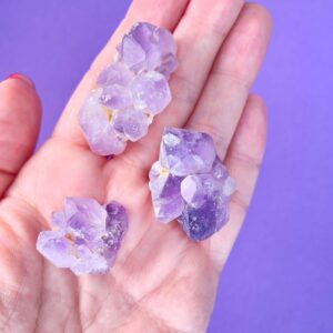 Ametyst lys små klynger i hånd