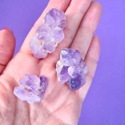 Ametyst lys små klynger i hånd