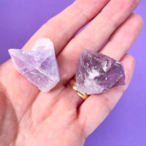 Ametyst lys rå i hånd