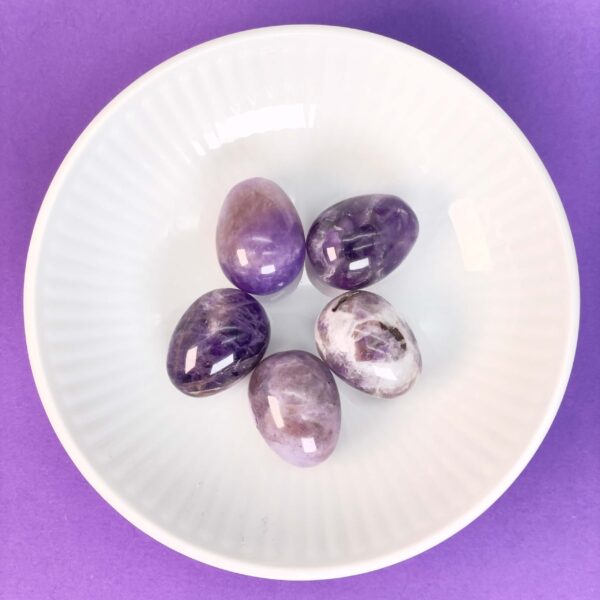 Ametyst mini æg i hvid skål med lille baggrund