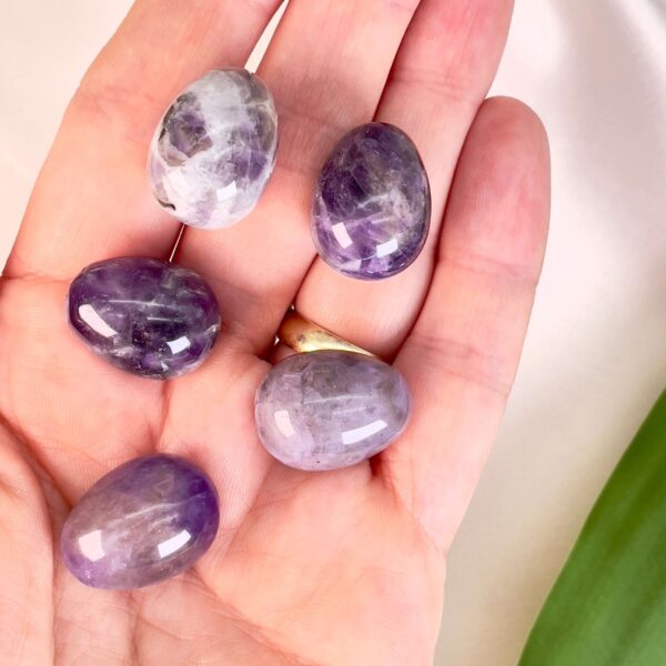 Ametyst mini æg i hånd