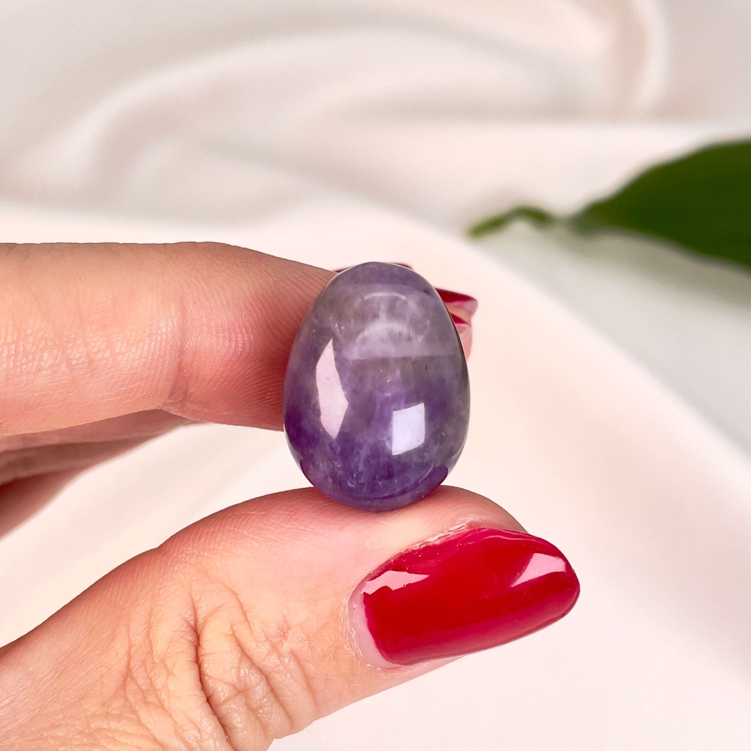 Ametyst mini æg størrelse sammen med hånd