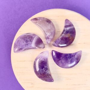 Ametyst mini måner på træplade med lilla baggrund
