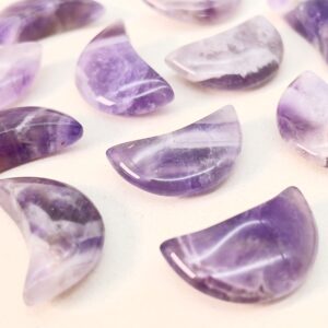 Ametyst mini måner på hvid plade i skrå vinkel