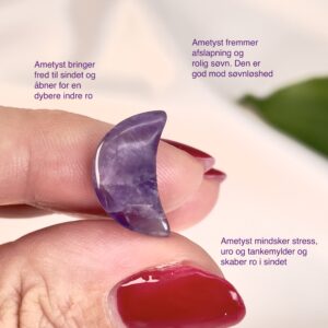 Ametyst mini måne størrelse sammen med hånd og bullets