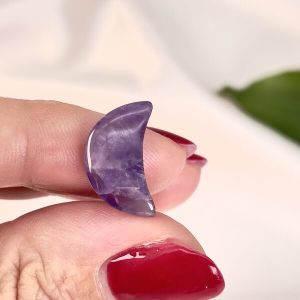 Ametyst mini måne størrelse sammen med hånd