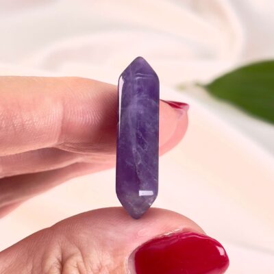 Ametyst mini spids størrelse sammen med hånd
