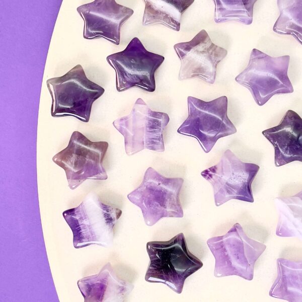 Ametyst mini stjerner på plade med lilla baggrund
