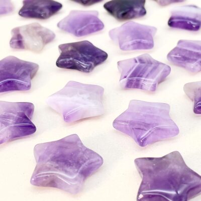 Ametyst mini stjerner på hvid plade i skrå vinkel