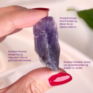 Ametyst rå imellem fingre med tags