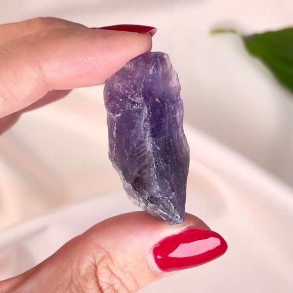 Ametyst rå imellem fingre