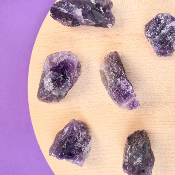 Ametyst rå sten på træplade