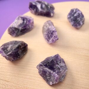 Ametyst rå sten på træplade skrå