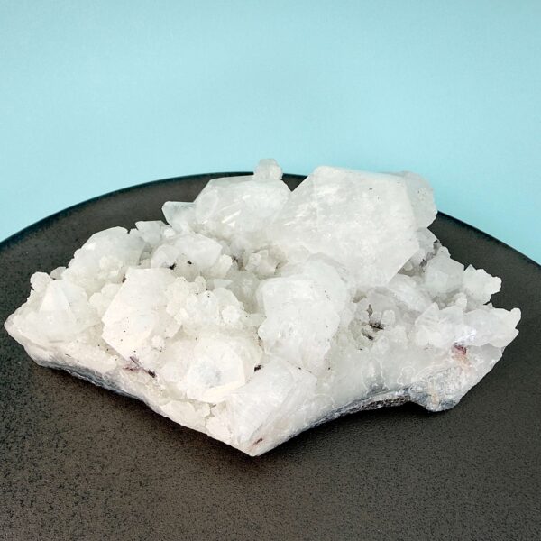 Bjergkrystal krystal klynge brud på brun plade med blå baggrund