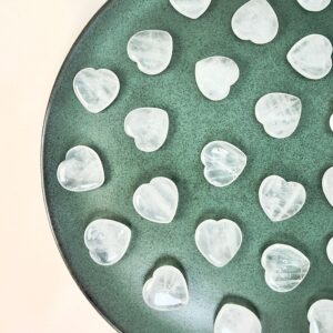 Bjergkrystal mini krystal hjerter på grøn baggrund