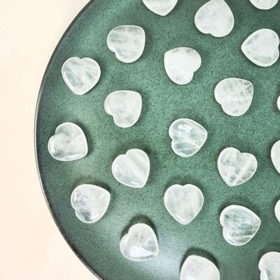 Bjergkrystal mini krystal hjerter på grøn baggrund