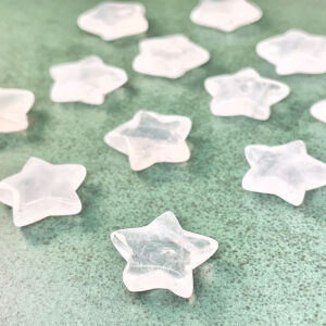 Bjergkrystal mini stjerner på grønt fad skrå