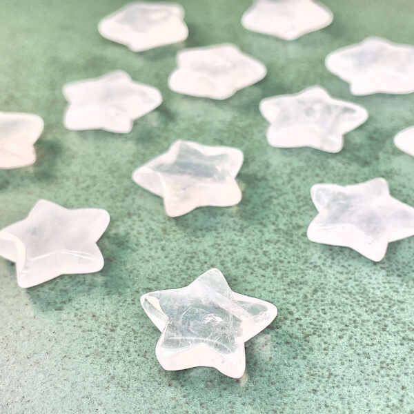 Bjergkrystal mini stjerner på grønt fad skrå