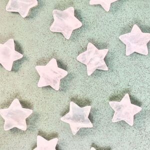 Bjergkrystal mini stjerner på grønt fad