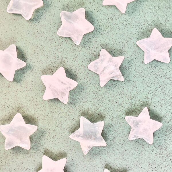 Bjergkrystal mini stjerner på grønt fad