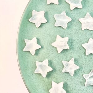 Bjergkrystal mini stjerner på rundt grønt fad med hvid baggrund