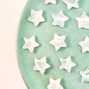 Bjergkrystal mini stjerner på rundt grønt fad med hvid baggrund