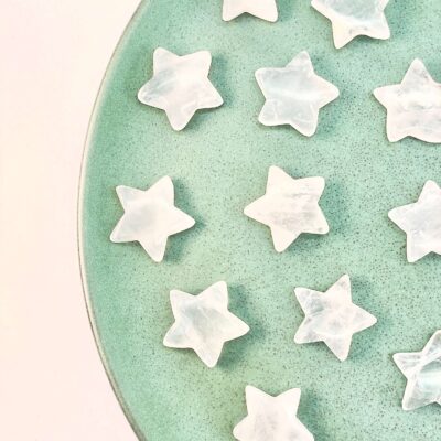 Bjergkrystal mini stjerner på rundt grønt fad med hvid baggrund